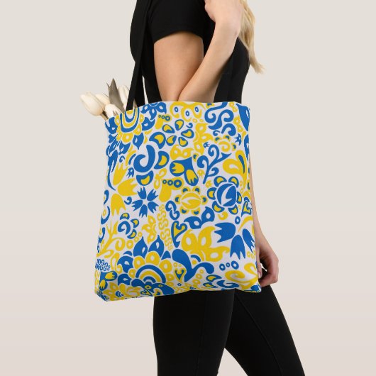 Folklore pattern with Oekrainian flag covu Tote Bag (Dichtbij)