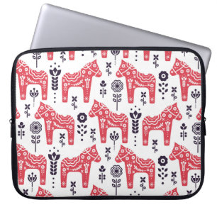 Folkzweedse paardenflorale naadloos patroon. laptop sleeve