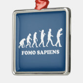 Fomo Sapiens Metalen Ornament (Links)