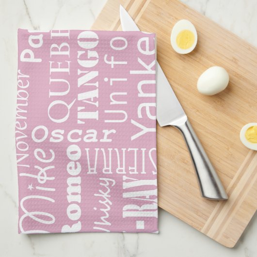 Fonetisch alfabet patroon wit op lichtroze theedoek (Quarter Fold)