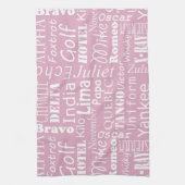 Fonetisch alfabet patroon wit op lichtroze theedoek (Verticaal)