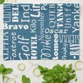 Fonetisch alfabet patroon wit op nautisch blauw theedoek (Gevouwen)