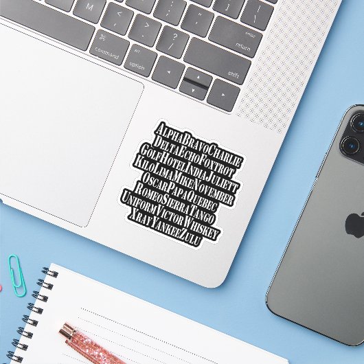 FONETISCHE ALFABET/CODE-WOORDEN STICKER (Laptop met iPhone)
