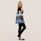 Fontein aan een meer tote bag (Op model)
