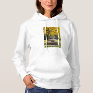 Fontein bij een boom in de herfst, Duitsland Hoodie