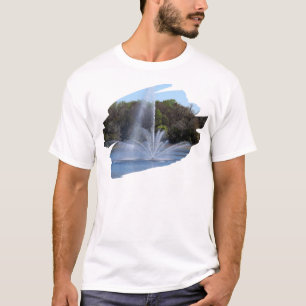 Fontein bij een vijver t-shirt
