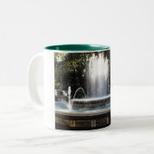 Fontein in Marbella in Spanje. Tweekleurige Koffiemok (Voorkant links)