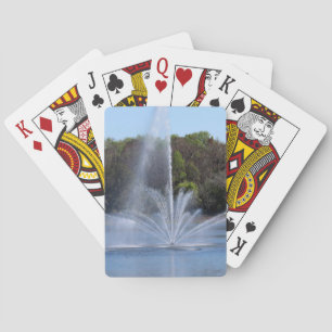 Fontein op een meer pokerkaarten