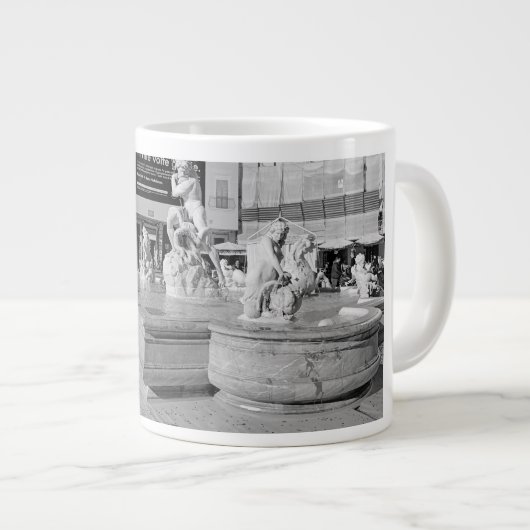 Fontein van de Romeinse sculptuur van Neptunus Grote Koffiekop (Voorkant rechts)