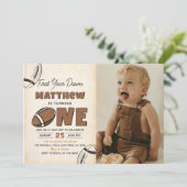 Football eerste jaar down 1e verjaardag uitnodigin kaart (Staand voorkant)