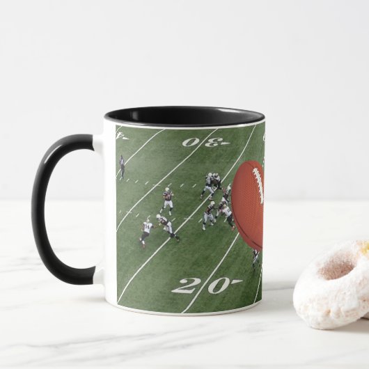 Football Game in Progress Football personaliseren Mok (Met donut)