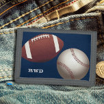 Football-honkbalmonogram Drievoud Portemonnee<br><div class="desc">Football en honkbal jongens portemonnee met plaats voor zijn naam of initialen,  of verwijder de letters. Sportthema in donkerblauw met opties voor rand gestikt gebied.</div>