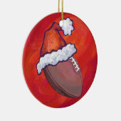 Football in Santa Hat op rood Keramisch Ornament (Rechts)