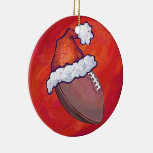 Football in Santa Hat op rood Keramisch Ornament (Rechts)