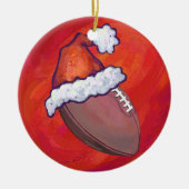 Football in Santa Hat op rood Keramisch Ornament (Voorkant)