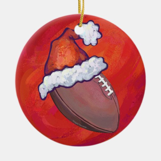 Football in Santa Hat op rood Keramisch Ornament (Voorkant)