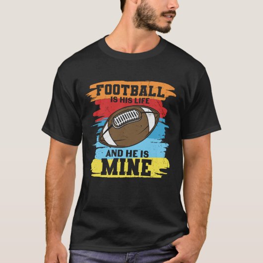 FOOTBALL IS ZIJN LEVEN EN HIJ IS MINE FUNNY T-SHIRT (Voorkant)