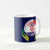 Football Kroatië in beschermde handen Koffiemok (Voorkant rechts)