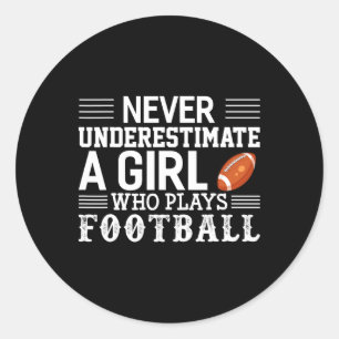 Football meisje onderschat nooit een meisje dat sp ronde sticker