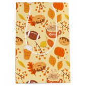 Football met bladeren en pompoenen medium cadeauzakje (Voorkant)