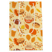 Football met bladeren en pompoenen medium cadeauzakje (Achterkant)