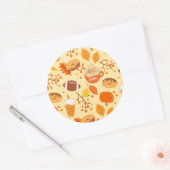Football met bladeren en pompoenen ronde sticker (Envelop)