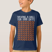 football met een bal gedurende 100 schooldagen t-shirt (Voorkant)