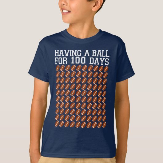 football met een bal gedurende 100 schooldagen t-shirt (Voorkant)