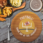 Football onopvallende game dag papieren bordje<br><div class="desc">Amerikaanse football gepersonaliseerde papieren borden zijn voorzien van een football door de staanders op bruin tot gouden strepen. Bekijk de uitnodigingen en meer in ons collectie.</div>