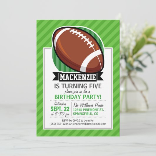 Football op groene strepen kaart (Staand voorkant)