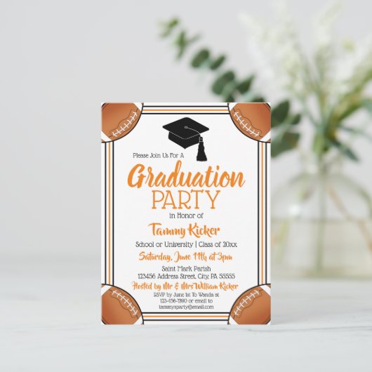 Football Oranje & zwarte Graduation Party Uitnodiging Briefkaart (Staand voorkant)