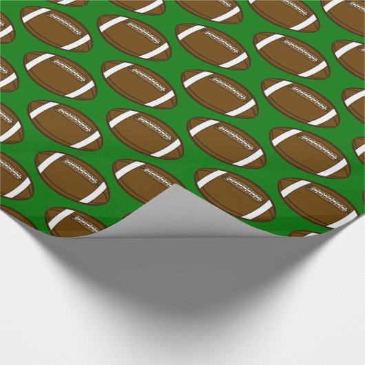 Football Patroonontwerp op groen veld Cadeaupapier (Hoek)
