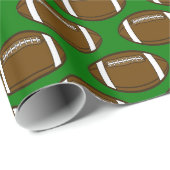 Football Patroonontwerp op groen veld Cadeaupapier (Rol Hoek)
