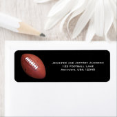 Football retouradreslabels op zwart etiket (Insitu)