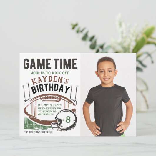 Football Spel Tijd Foto Birthday Uitnodiging (Staand voorkant)