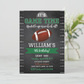 Football spel verjaardagsuitnodiging zwart kaart (Staand voorkant)