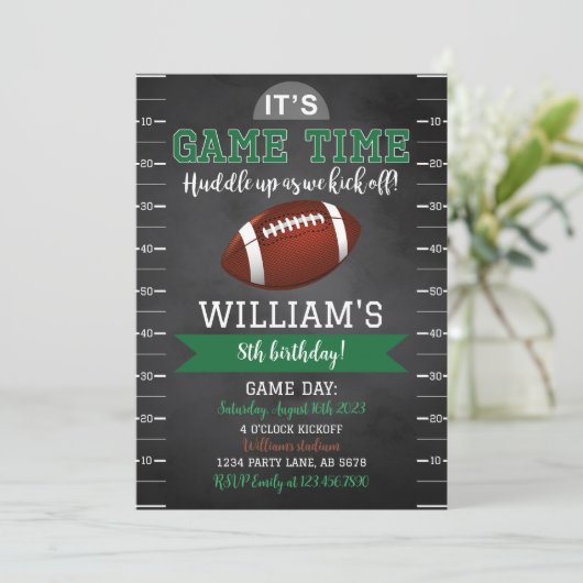 Football spel verjaardagsuitnodiging zwart kaart (Staand voorkant)