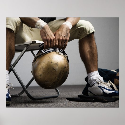 Football speler die in de kleedkamer zit poster (Voorkant)