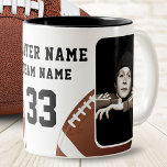 Football Speler Naam Nummer Team 2 Foto's Tweekleurige Koffiemok<br><div class="desc">Football Speler Naam Nummer Team 2 Foto's Koffie Mok. Een perfect cadeau voor de football speler in je leven - een gepersonaliseerde mok die hun liefde voor het spel toont! Deze mok bevat twee foto's van de speler in actie op het football veld, waardoor ze een constante herinnering van de...</div>