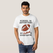 Football speler; school afstuderen; beurs; t-shirt (Voorkant volledig)