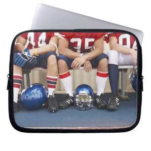 Football spelers op bank 2 laptop sleeve