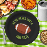 Football Tailgating Paper Borden Papieren Bordje<br><div class="desc">Nodig al uw rowdy vrienden uit om van uw game dag te genieten met aanpasbare football papieren borden in twee formaten. VERANDERT de ACHTERGRONDkleur naar om het even wat! Voeg tekst toe, verander tekst, verander de doopvontkleur, klik enkel AANPASSEN. Bekijk de uitnodigingen, luiers, onderzetters en nog veel meer in onze...</div>