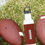 Football Thema Monogram Nummer Sport Waterfles Waterfles<br><div class="desc">Geïnspireerd door het fantastische spel en het pigskin football is dit een eigenaardig geschenk voor vaders met een gameplan om meer water te drinken. Voeg zijn initiaal en zijn nummer toe (kan zijn leeftijd zijn - of misschien het aantal van zijn favoriete speler) Geschikt voor alle ventilatoren van het football...</div>
