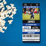 Football Ticket 1st Birthday Party foto Kaart<br><div class="desc">Klaar voor de ultieme viering van de eerste verjaardag met onze Football Ticket-achtige verjaardagsfeestuitnodigingen! Deze uitnodigingen zijn ontworpen om er als een echt football uit te zien en zijn perfect voor de jonge sportfan in je leven. De voorzijde kenmerkt een foto van het verjaardagskind, die deze uitnodiging extra speciaal maken...</div>