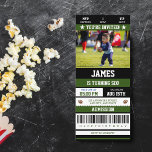 Football Ticket 6th Birthday Party foto Kaart<br><div class="desc">Klaar voor de ultieme viering van de eerste verjaardag met onze Football Ticket-achtige verjaardagsfeestuitnodigingen! Deze uitnodigingen zijn ontworpen om er als een echt football uit te zien en zijn perfect voor de jonge sportfan in je leven. De voorzijde kenmerkt een foto van het verjaardagskind, die deze uitnodiging extra speciaal maken...</div>