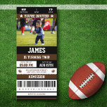 Football Ticket Birthday-foto Kaart<br><div class="desc">Klaar voor de ultieme verjaardagsfeestdag met onze Football Ticket-achtige verjaardagsfeestuitnodigingen! Deze uitnodigingen zijn ontworpen om er als een echt football uit te zien en zijn perfect voor de jonge sportfan in je leven. De voorzijde kenmerkt een foto van het verjaardagskind, die deze uitnodiging extra speciaal maken en gepersonaliseerd. De rug...</div>