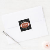 Football, witte naam, twee tekstregels op zwart vierkante sticker (Envelop)