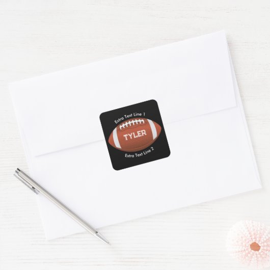 Football, witte naam, twee tekstregels op zwart vierkante sticker (Envelop)