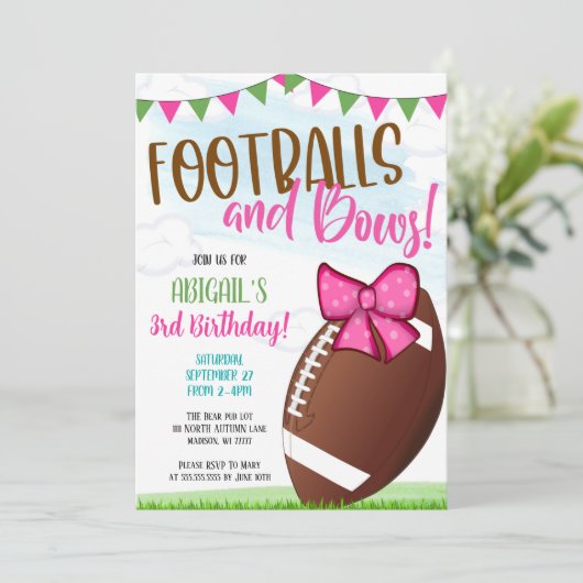 Footballs and Bows Party Invite Kaart (Staand voorkant)
