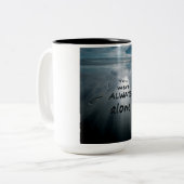 Footprints in the Sand Coffee Mug Tweekleurige Koffiemok (Voorkant links)